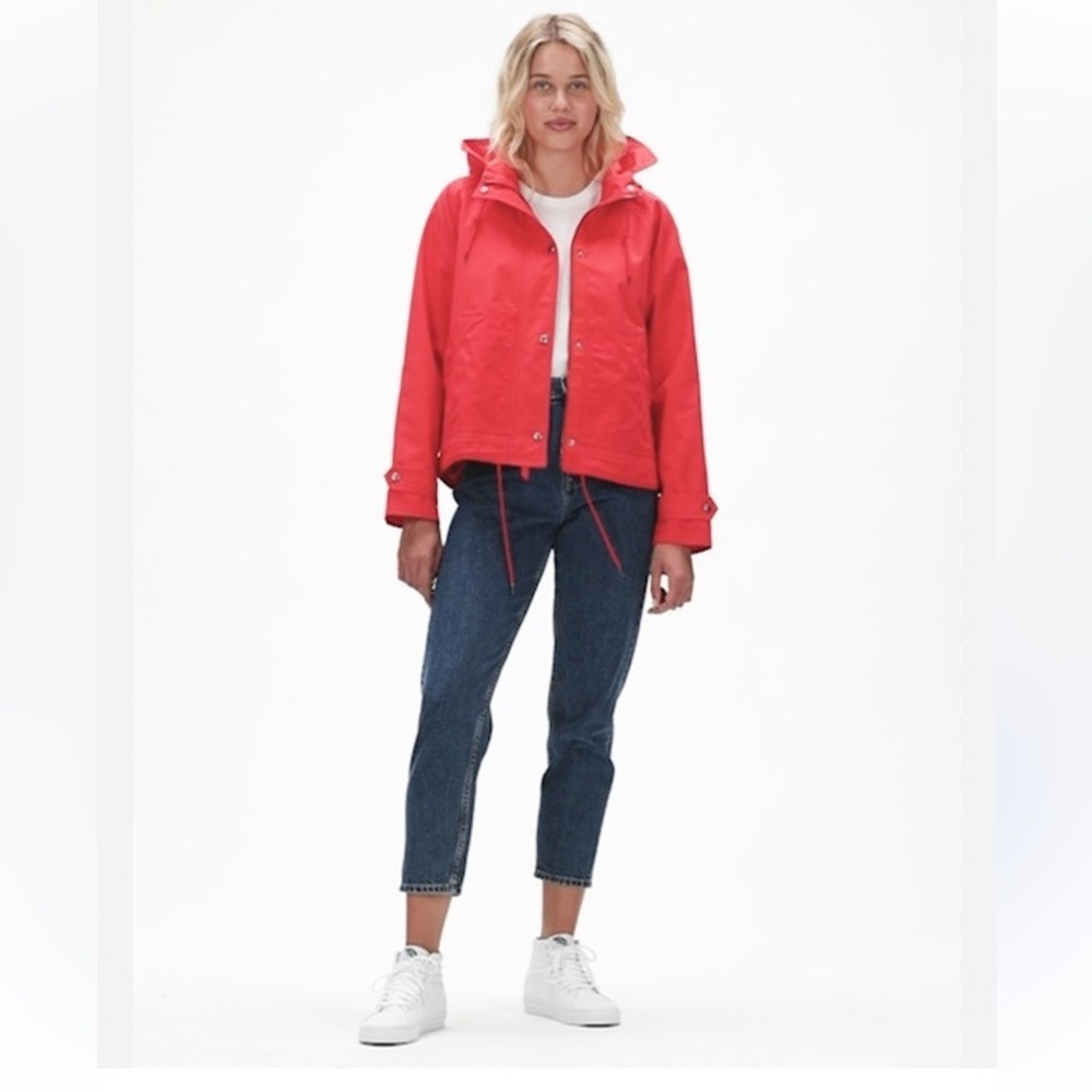 Gap Cropped Anorak Jacket -Red NWOT-Sz S
Water Resistant ! Classy chic !​